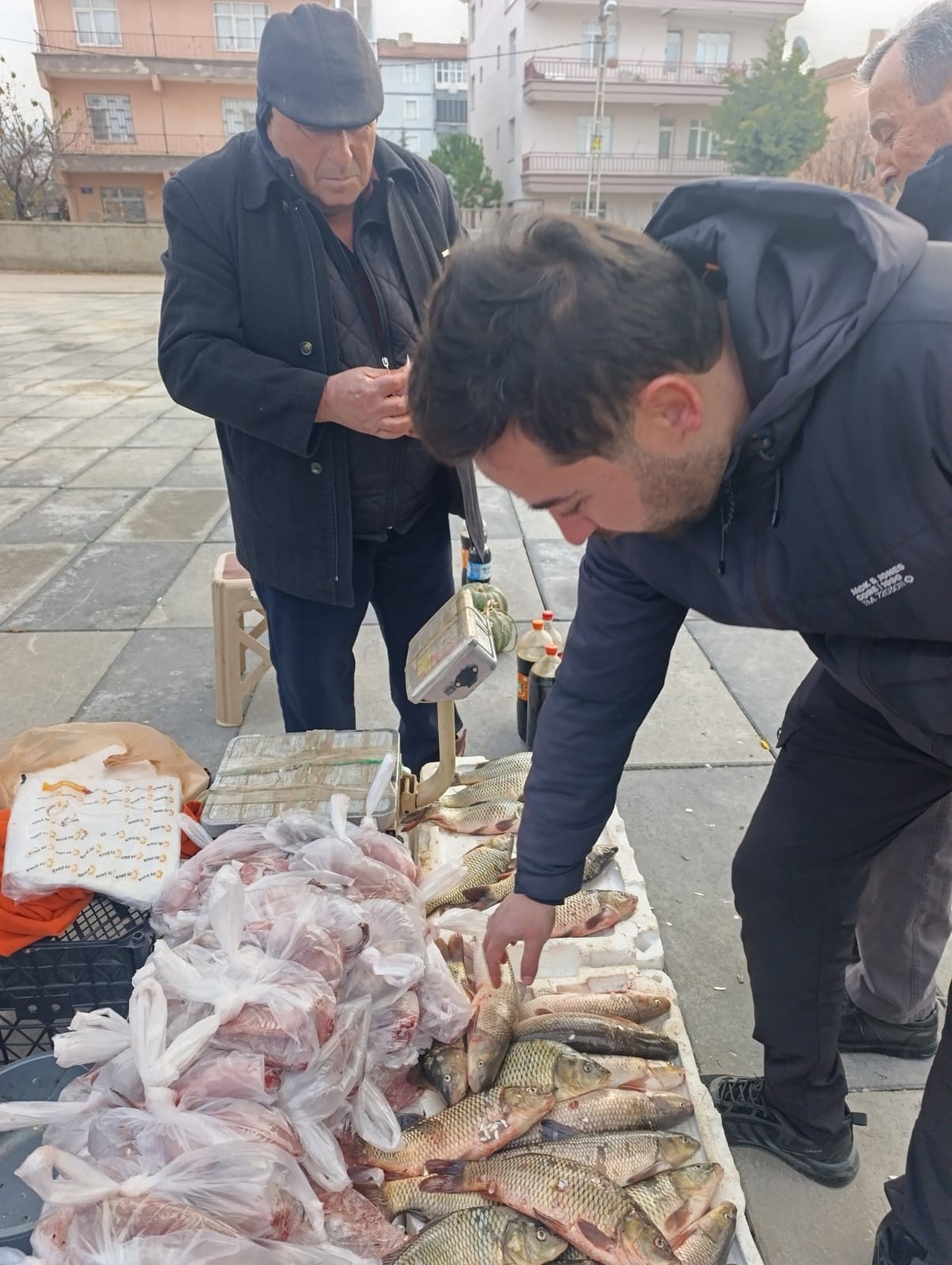 Balık tezgahlarında denetimler gerçekleştirildi