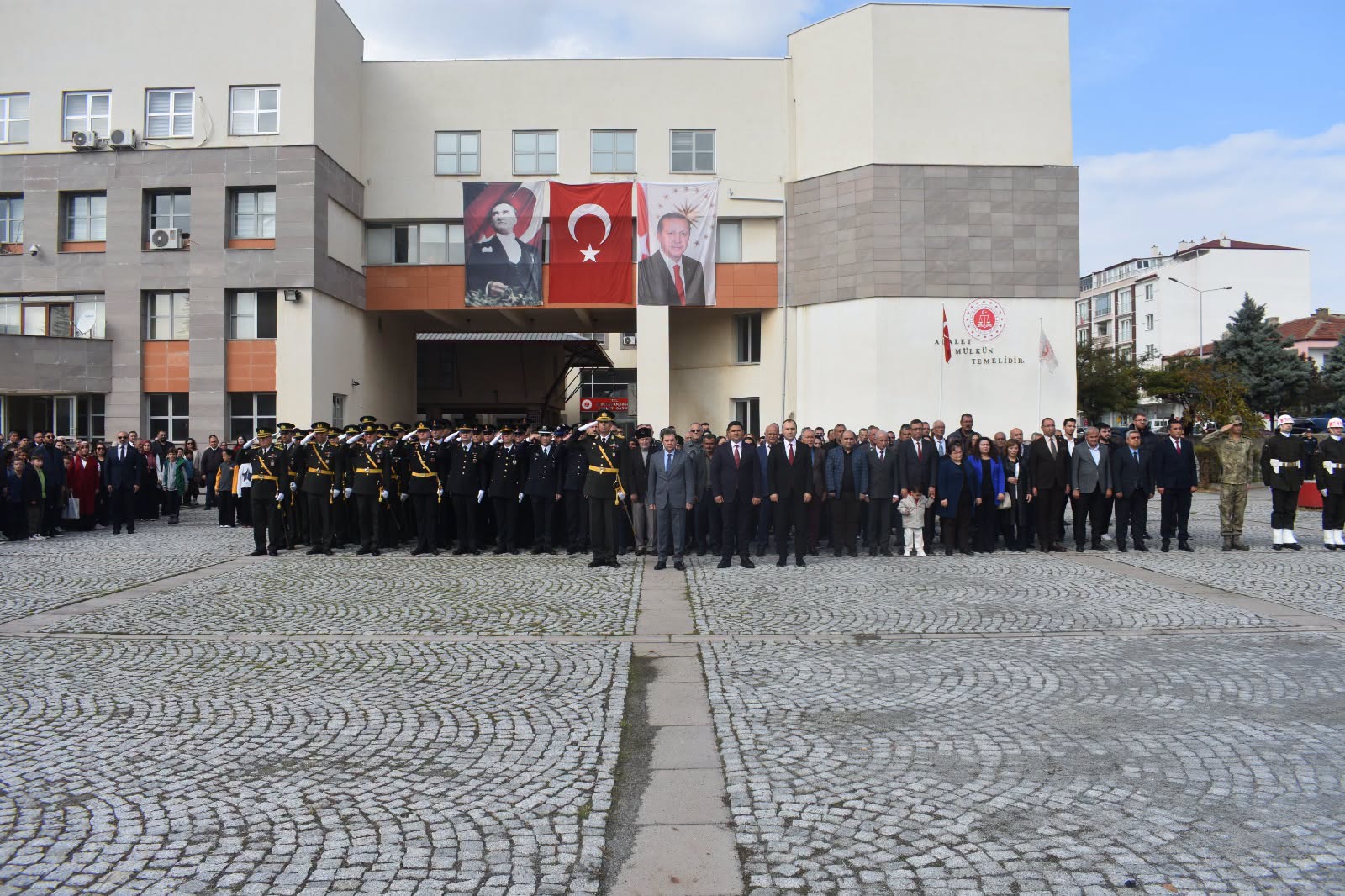 29 Ekim Cumhuriyet Bayramı kutlamaları kapsamında çelenk sunma töreni gerçekleştirildi