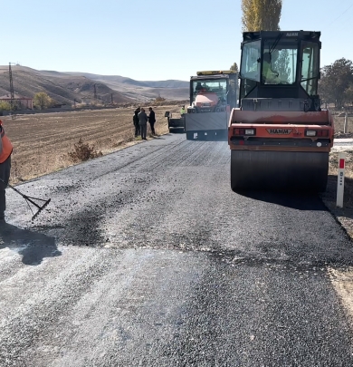 Çalören mahallesinde sıcak asfalt serim çalışmaları başladı