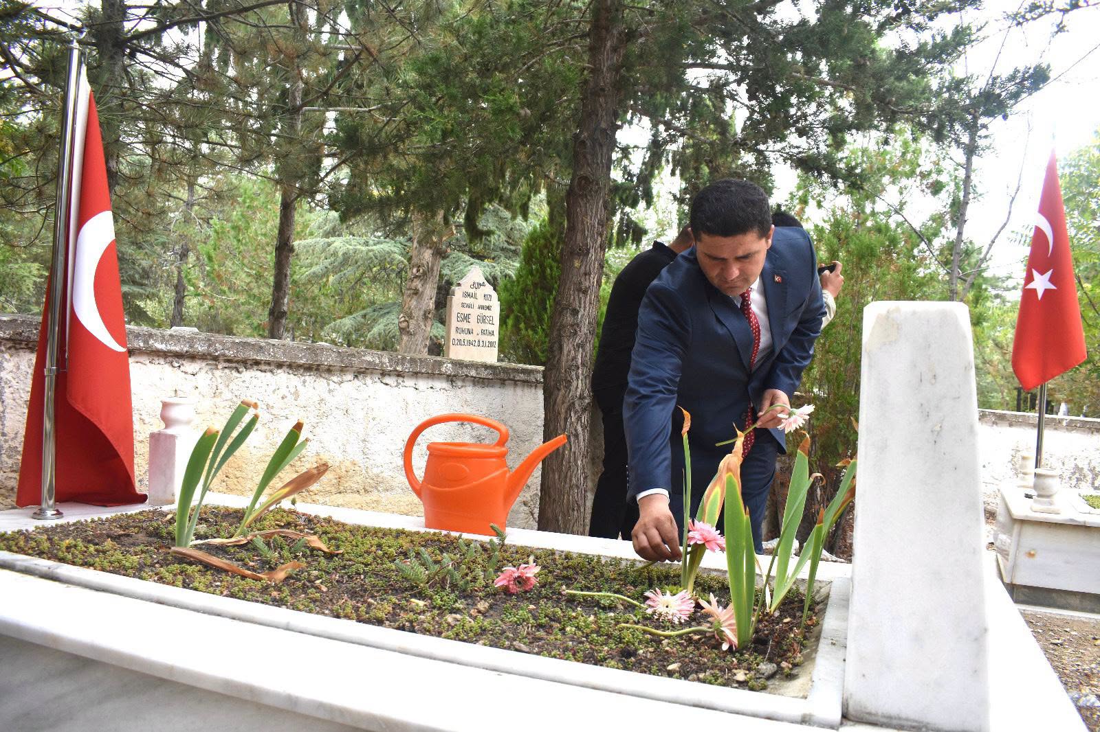 Aziz şehitlerimiz  şehitlikte düzenlenen programda dualarla anıldı
