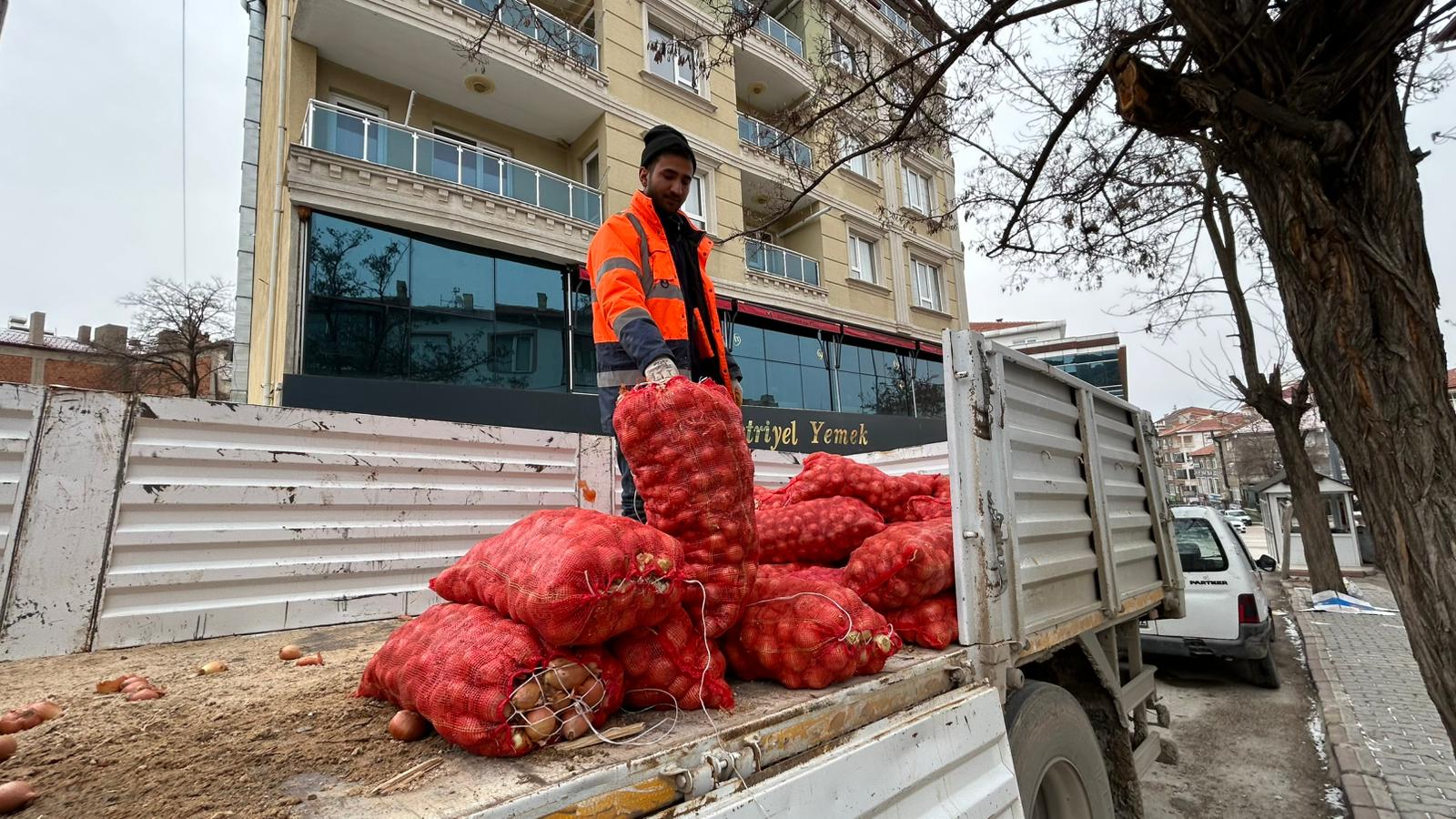 Halkımız için yetiştirdiğimiz patates ve soğanlarımızı ihtiyaç sahibi hemşehrilerimize ulaştırıyoruz