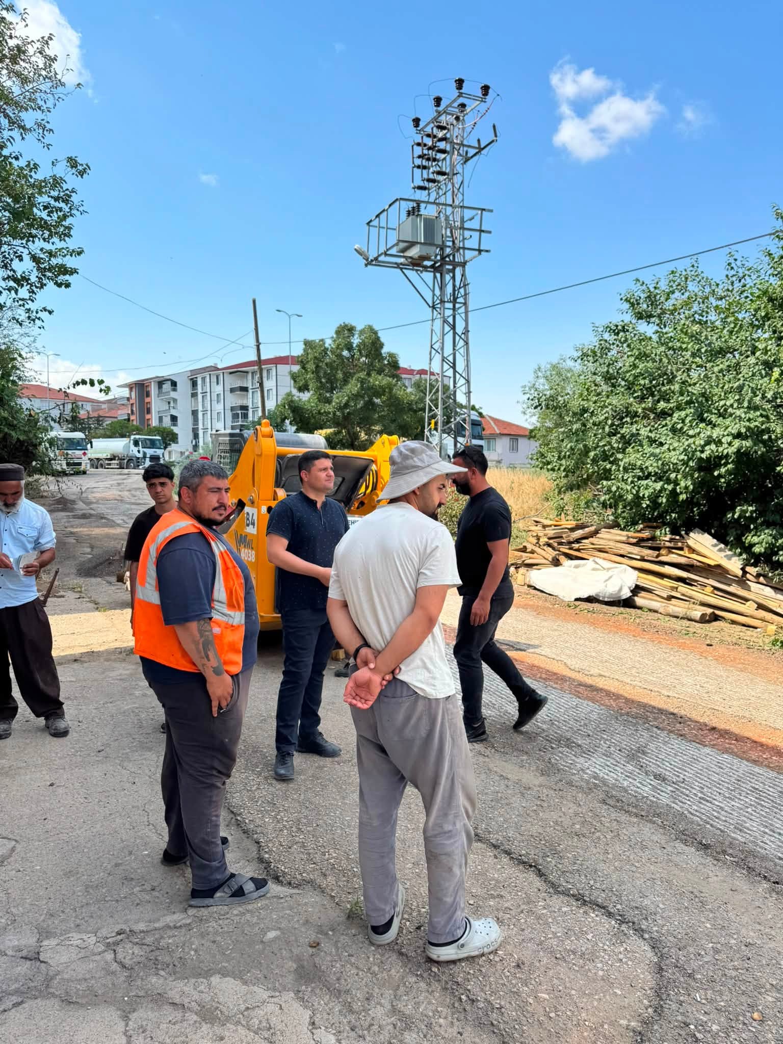 Hürriyet Mahallemizde asfalt öncesi yol kazıma çalışması