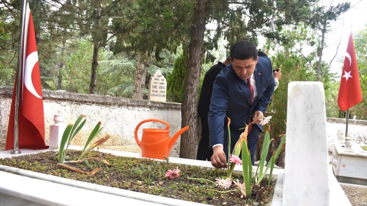 Aziz şehitlerimiz  şehitlikte düzenlenen programda dualarla anıldı