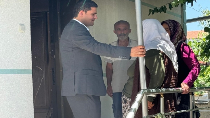 Başkanımız Mustafa Koçak, Emek mahallesinde evi yanan aileyi ziyaret etti