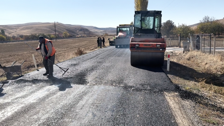 Çalören mahallesinde sıcak asfalt serim çalışmaları başladı