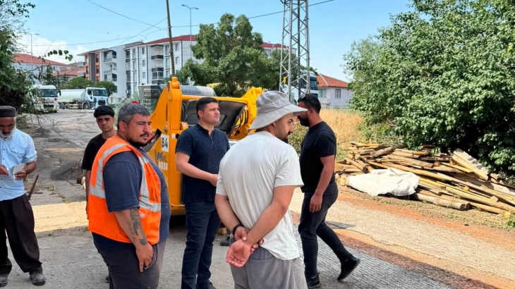 Hürriyet Mahallemizde asfalt öncesi yol kazıma çalışması