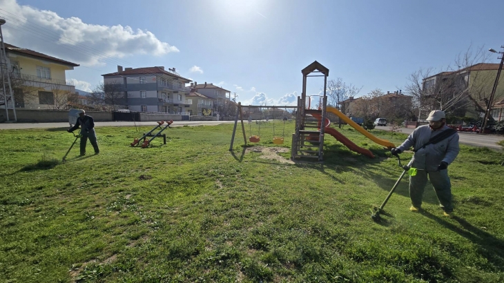 Park ve bahçe ekiplerimiz sahada çalışmalarına devam ediyor