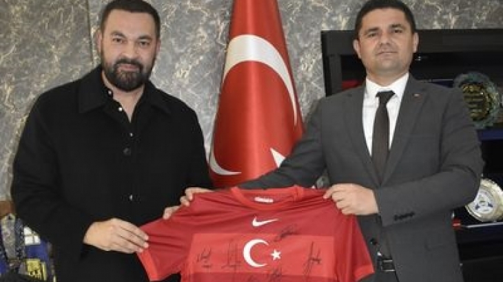 Uğur Işılak'ın kardeşi Murat Işılak'tan Başkanımıza Milli Takım Forma Hediyesi