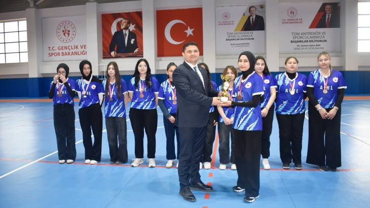 Voleybol ve futbol turnuvalarında dereceye giren takımlarımıza ödülleri takdim edildi