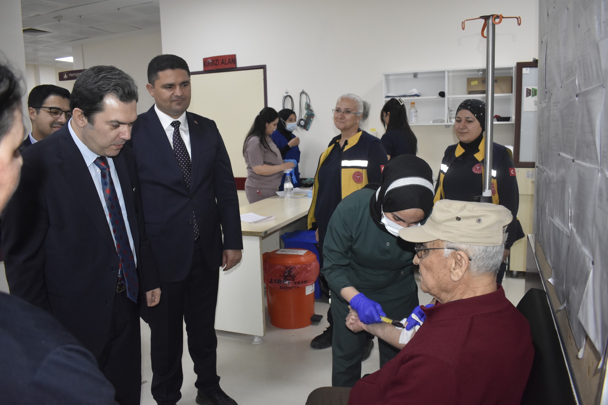 Sağlık personellerini, emniyet, jandarma ve itfaiye ekiplerini ziyaret edilerek personellerin Kurban Bayramı’nı kutladık