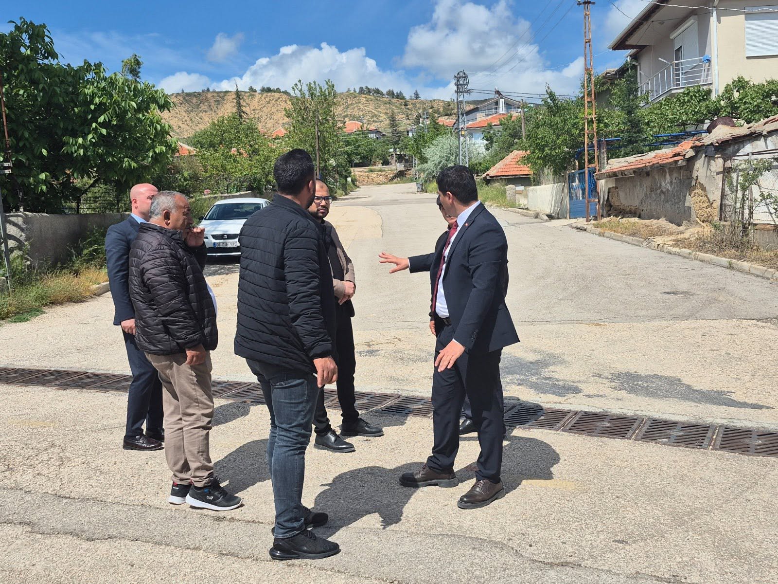 Sarıkaya, Kale ve Sanayi mahallelerinde asfaltlanacak yolların tespiti yapıldı